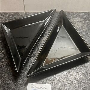 Pampered Chef Simple Additions Glossy Black Triangular Plates. New in box